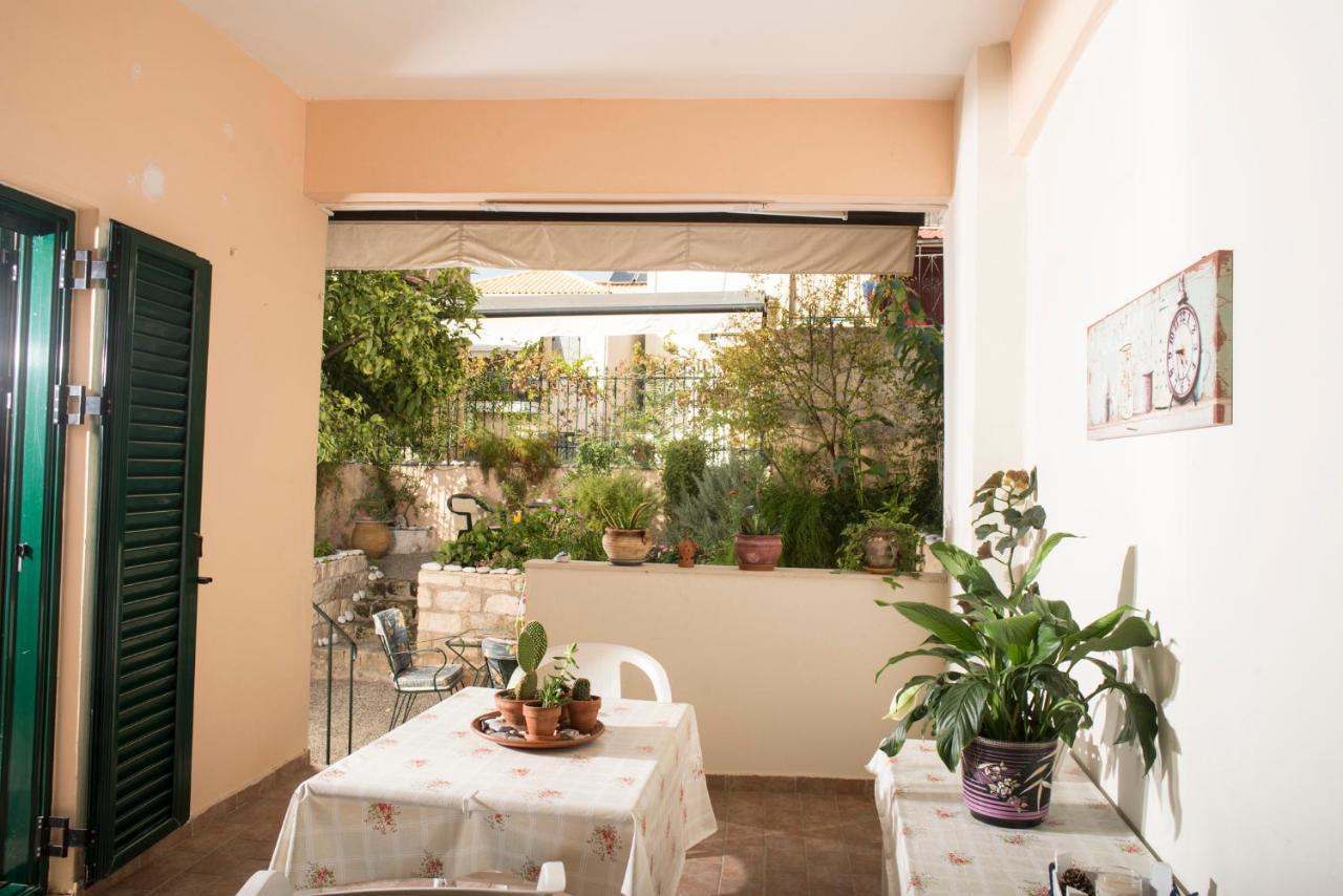 Maisonette With Garden In The Heart Of The Historical Kalamata Center Exterior photo